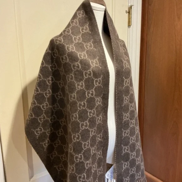 ❤️🔥CLEARANCE❤️🔥 NWT Gucci Dark Brown GG Patterned Cashmere Shawl, 45x190 cm - Picture 3 of 9